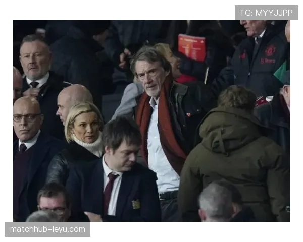 曼联主帅新战术体系引发巨大争议：阵容混乱背后的豪门衰落真相！