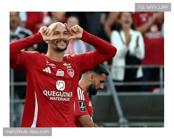 莱万 vs 亨利：顶级中锋的终结效率与战术角色对比