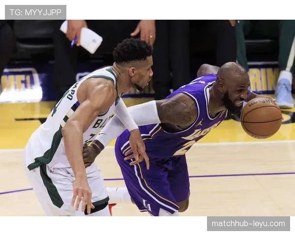 米德尔顿挡拆拉开空间效率提升明显，助雄鹿关键时刻得分爆发