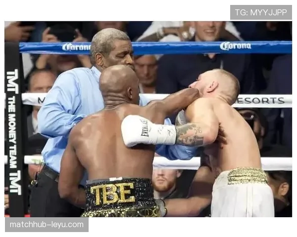 康纳·麦格雷戈 在路边小摊掏钱结账，手腕那块表比我家房子还扎眼