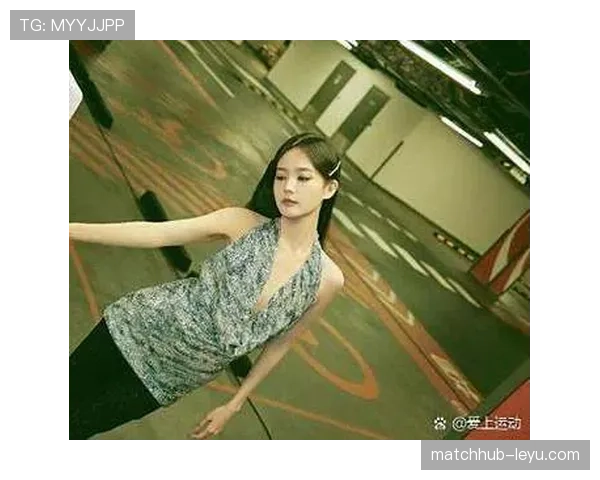 古力酒店套房的自拍和早晨豆浆摊那张路人照放一起，别告诉我这是同一个人